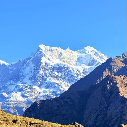 The majestic Chaukhamba mountain range, covered in snow as seen from the Madmaheshwar Trek route.