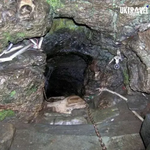 Patal Bhuwneshwar Cave